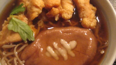 花園に31年ぶり出場の専大松戸高を応援する「トライそば」を発売〜地元・松戸産の白玉粉でラグビーボール、鶏天で「点取り」〜