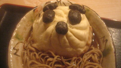 松戸のそば店が日中友好を祈願する「パンダまん」そば1/25発売〜蕎麦の上にパンダ形の中華まん。日中の食事をコラボ〜