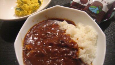 ハロウィンの10月、シングル家庭の親子にカレーライスを無料提供〜豊作のお米をたくさん食べて。かぼちゃサラダとお菓子も提供〜